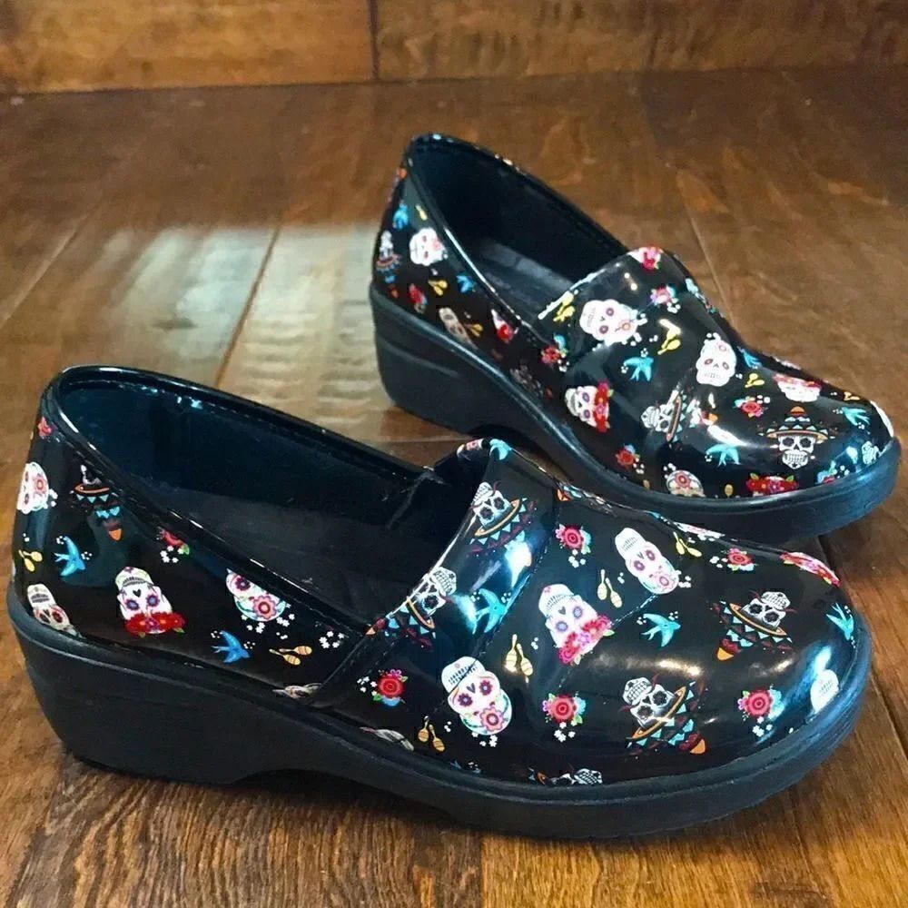 Easy Street Leeza Skulls clogs, size 7.5W